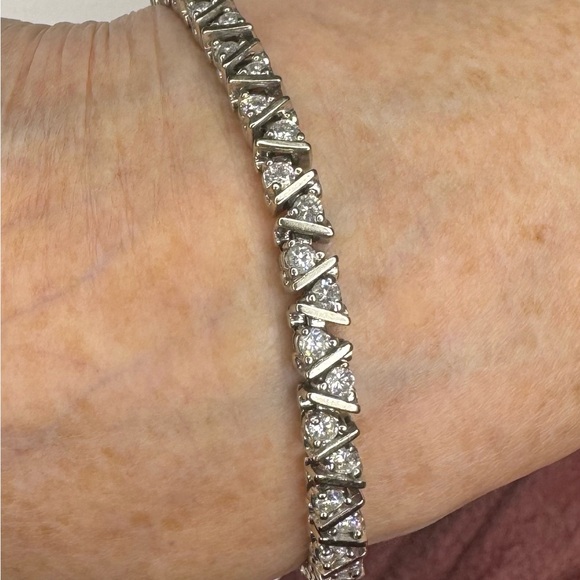 14KT White Gold Diamond Tennis Bracelet est 6.0 CT ( see video) - Picture 3 of 3